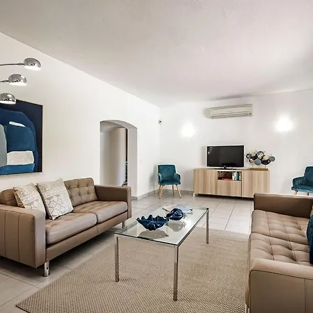 4 Beds, Golf Views, Optional Pool Heating *