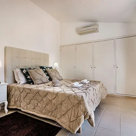 4 Beds, Golf Views, Optional Pool Heating Villa *